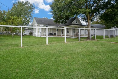 1207 Smith St, Waller, TX 77484 - photo 2