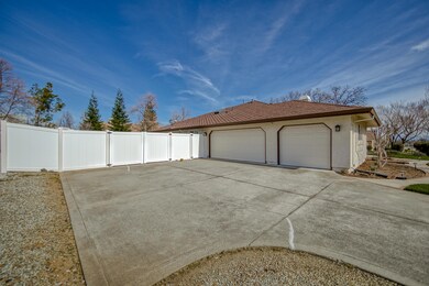 Driveway - lots of parking