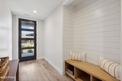 4_Entryway_1800x1200_4168442