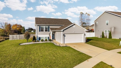 327 Keenen Ct, Howell, MI 48855 - photo 2