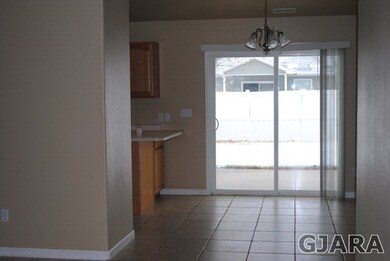 Tile floors in dining room, kitchen, entry and bot