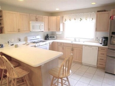 421 Captain Eames Cir unit 421, Ashland, MA 01721 - photo 7