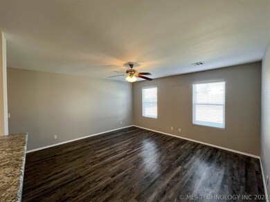 2910 E Pittsburg St, Broken Arrow, OK 74014 - photo 4