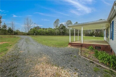 3996 Dunbar Bridge Rd, Asheboro, NC 27205 - photo 5