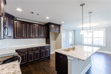 Center island with bar seating and pendant lightin