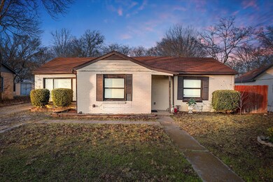 Bungalow featuring a lawn