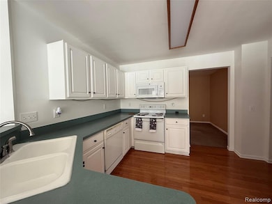 9032 Solitude Ln, Belleville, MI 48111 - photo 5