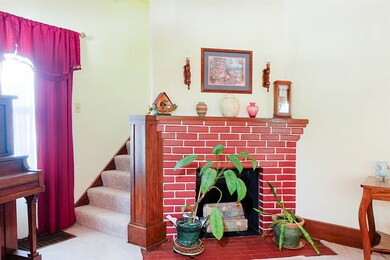 Gas fireplace - though seller has only used as dec