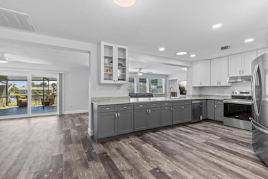 Gourmet Kitchen with breakfast bar