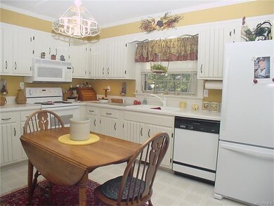 Eat-in kitchen w/ all appliances included