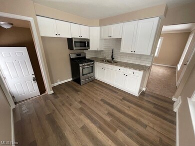 5537 Thomas St, Maple Heights, OH 44137 - photo 4