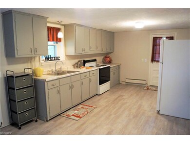 APPLIANCES INCLUDED WITH THE KITCHEN! LOTS OF CUPB