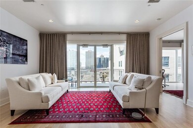 lIVING SPACE WITH GREAT VIEWS OF THE CITYLINE