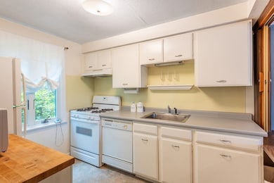 6 Webster Ct, Amherst, MA 01002 - photo 2