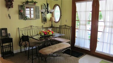 Sitting area! Enjoy a meal or coffee with friends 