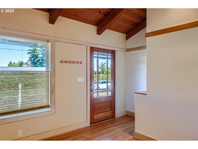 Living Room/Entrance