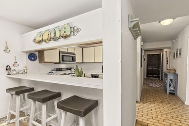 Kitchen w/ bar seating