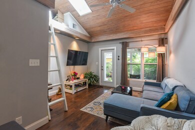 2bd/1ba Living room