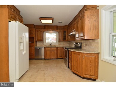 927 Philadelphia Ave, Reading, PA 19607 - photo 7