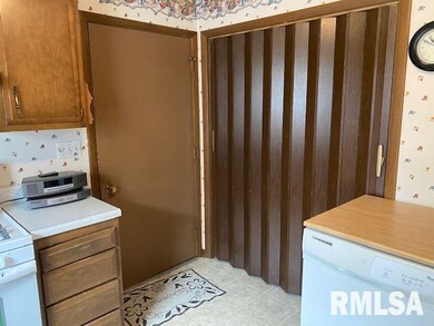 2425 2nd St, Moline, IL 61265 - photo 7