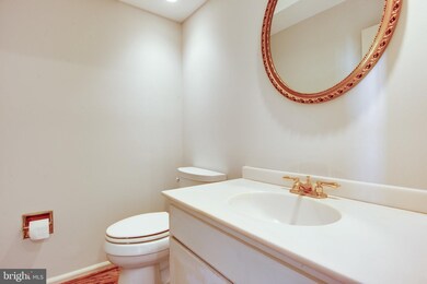 9110 Streamview Ln, Vienna, VA 22182 - photo 7