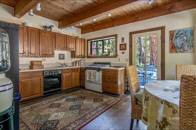 Charming eat-in kitchen