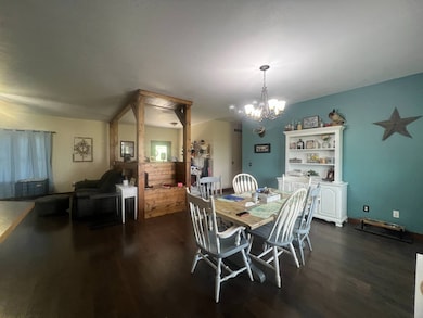 dining area open to livingroom & kitchen