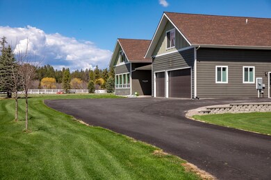 Front Exterior/Driveway