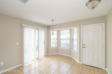 005-photo-dining-room-7807176
