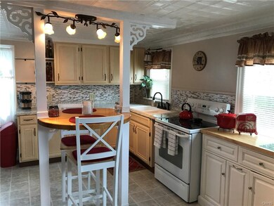 Kitchen with eat in island