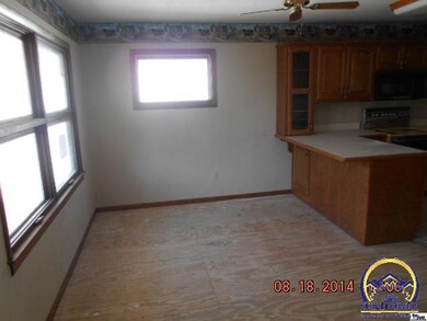 8223 SW 61st St, Topeka, KS 66610 - photo 4