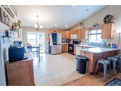 1852 S 60th St, Springfield, OR 97478 - photo 6