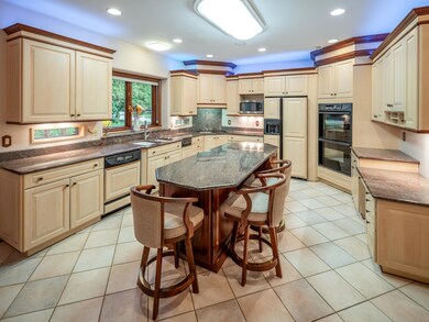 Large Eat-in Kitchen