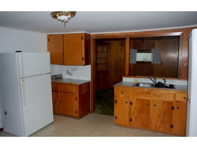 kitchen has side entry