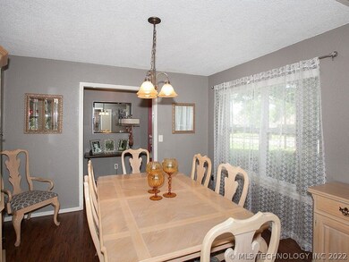 Large dining room could also be 2nd living or offi