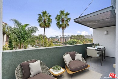 This top floor loft is an end unit that affords pr