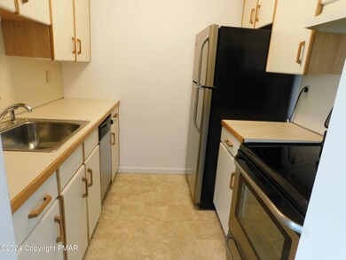 3 Village Cir unit 402, Stroudsburg, PA 18360 - photo 7