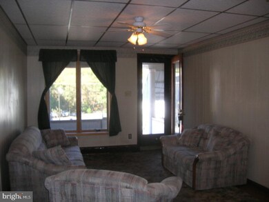 648 1/2 E Broad St, Tamaqua, PA 18252 - photo 2