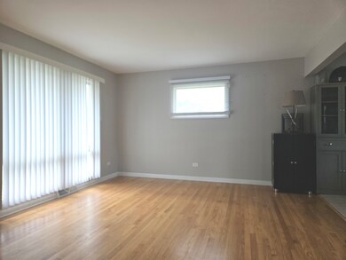 140 Skyline Dr, Carpentersville, IL 60110 - photo 4