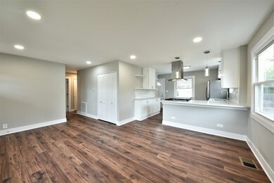 2290 Magnolia St, Des Plaines, IL 60018 - photo 3