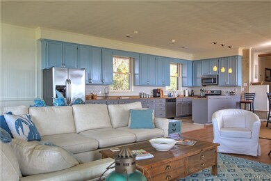 Beautiful open floorplan. family room, kitchen, di
