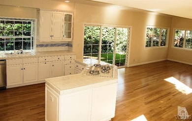 5083 Don Pio Dr, Woodland Hills, CA 91364 - photo 4