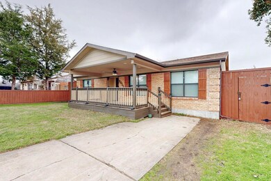 Single story home with a front yard, ceiling fan, 