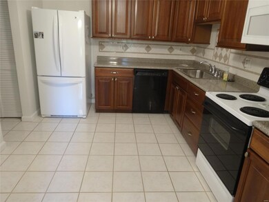 Updated large eat in kitchen, ceramic floor, elect