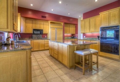 Chef's Kitchen - Huge Granite Island