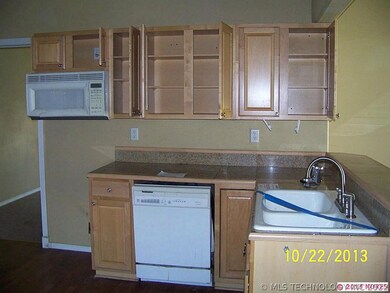 907 W Division St, Henryetta, OK 74437 - photo 2