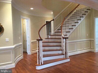 6795 Stockwell Manor Dr, Falls Church, VA 22043 - photo 4