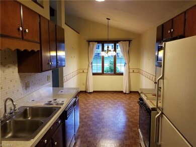 Nice sized eat in kitchen, appliances stay, cabine