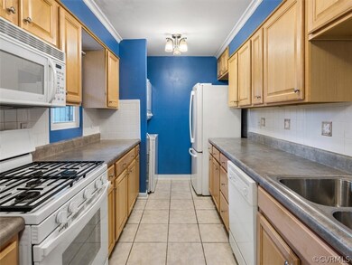 Tiled floor, gas cooking, all appliances convey