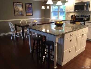 Breakfast bar & center island.